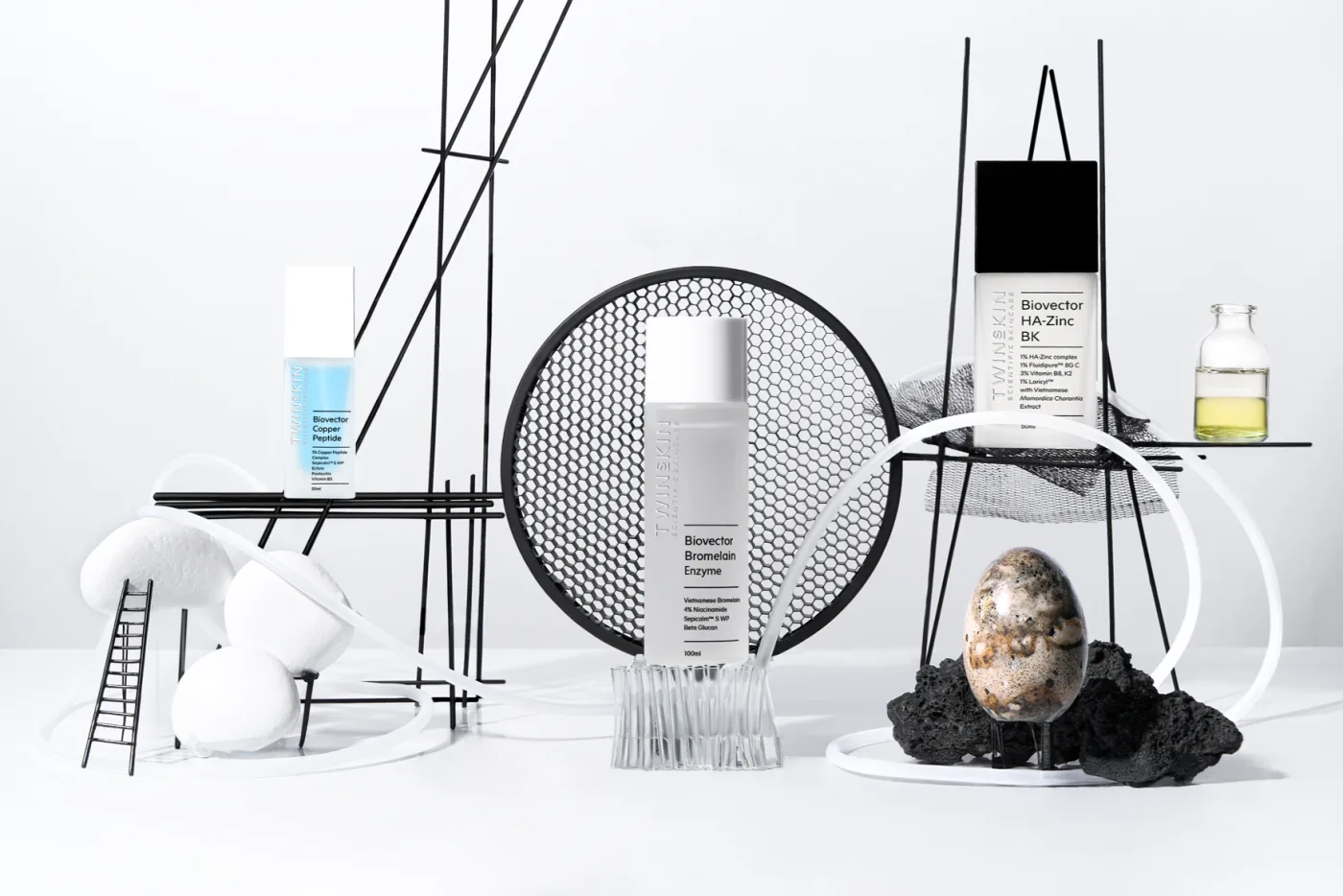 Sản phẩm chăm sóc da của Twins Skin trong bối cảnh tĩnh vật đen trắng